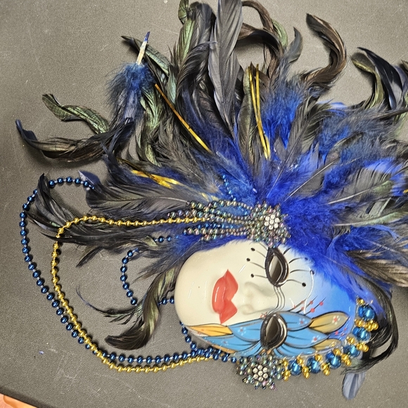 Masquerade Art Ceramic Mask with accent feathers - Picture 4 of 4